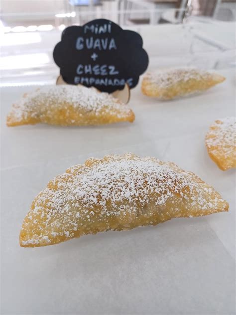 AXA EMPANADAS QUESO Y GUAVA